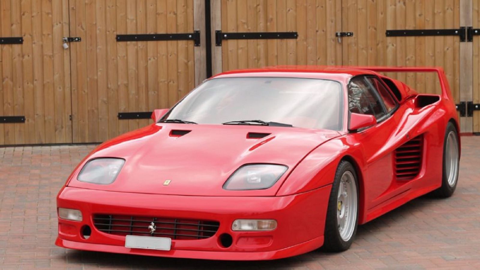 Kατασκευάστηκε το 1987 και έπειτα «μεταμορφώθηκε» από τον βελτιωτικό οίκο Koenig Specials.